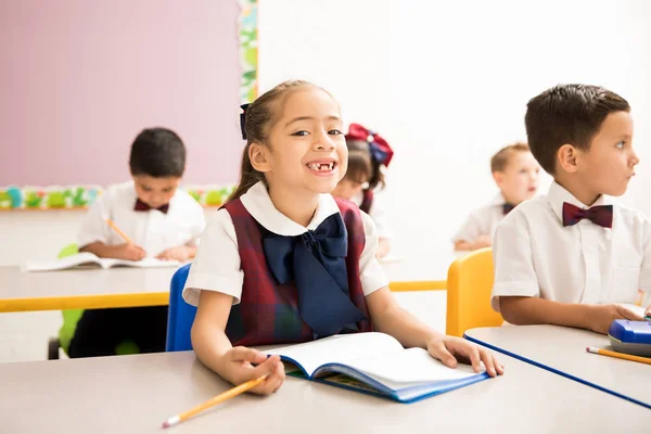 Retrato Uma Menina Feliz Com Dentes Perdidos Frequentando Pré Escola — Fotografia de Stock
