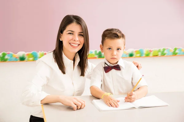 Hübsche Vorschullehrerin Hilft Geduldig Einer Ihrer Schülerinnen Klassenzimmer — Stockfoto