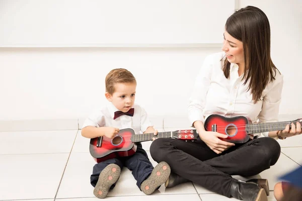 Sevimli Küçük Çocuk Anaokulu Öğretmeni Okulda Ile Gitar Çalmayı Öğrenme — Stok fotoğraf