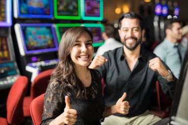 Casino için Tarih going ve yuvaları oynarken biraz eğlenmeye hoş görünümlü Çift
