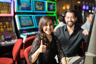 Mutlu genç İspanyol çift harcamak biraz zaman birlikte bir casino ve bir slot makinesidir oynamaya