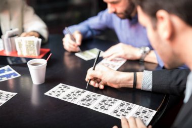 Bakış açısı ile casino piyango oynarken bazı sayılar geçerken bir genç adam