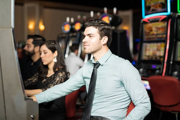 Bra Snygg Ung Spansktalande Man Spendera Lite Tid Spelautomat Ett — Stockfoto