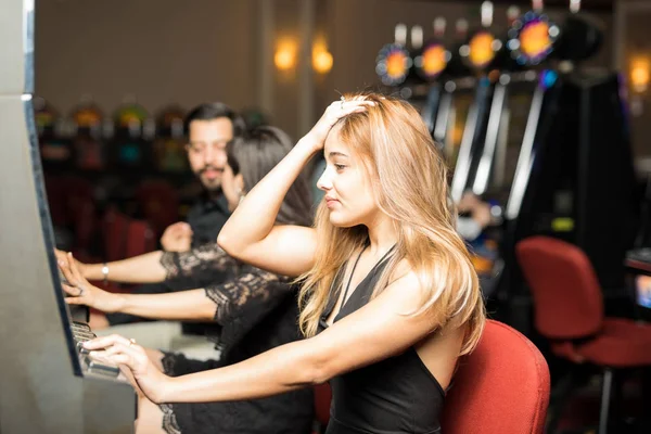 Καυκάσιος Γυναίκα Κάθεται Έναν Κουλοχέρη Καζίνο Και Ανήσυχη Μετά Από — Φωτογραφία Αρχείου