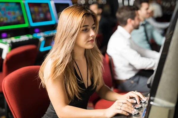 Bonito Olhar Caucasiano Jovem Que Joga Uma Máquina Fenda Cassino — Fotografia de Stock