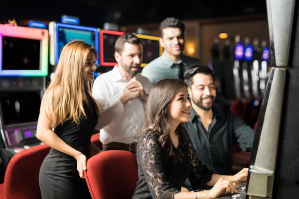 Mulher Bonita Grupo Amigos Assistindo Seu Jogo Uma Máquina Fenda — Fotografia de Stock