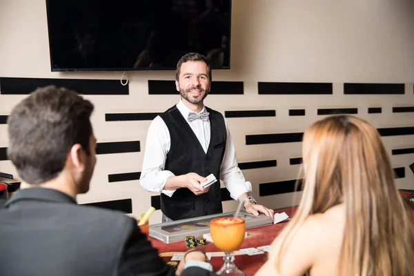 Retrato Bom Negociante Cartas Latino Trabalhando Uma Mesa Blackjack Cassino — Fotografia de Stock