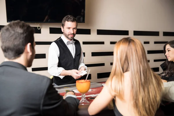 Revendeur Casino Hispanique Travaillant Dans Une Table Blackjack Avec Groupe — Photo