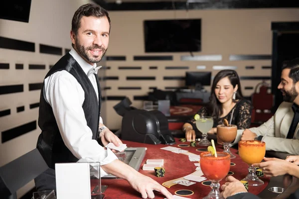 Porträt Eines Hübschen Hispanischen Kartenhändlers Der Blackjack Einem Casino Spielt — Stockfoto
