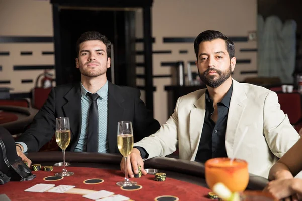 Porträt Von Zwei Männlichen Kartenspielern Die Einem Casino Karten Wetten — Stockfoto