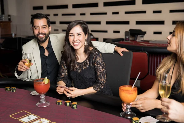 カジノでポーカーをプレー良い時間を過ごして格好良いラテン系の若いカップルの肖像画 — ストック写真