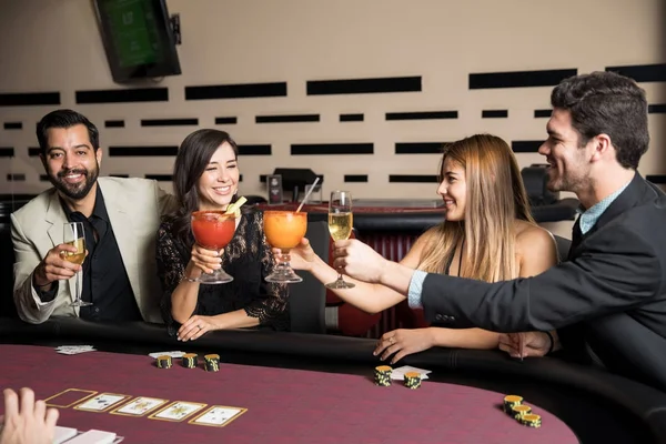 Groep Van Hispanic Vrienden Speelkaarten Genieten Van Een Drankje Samen — Stockfoto