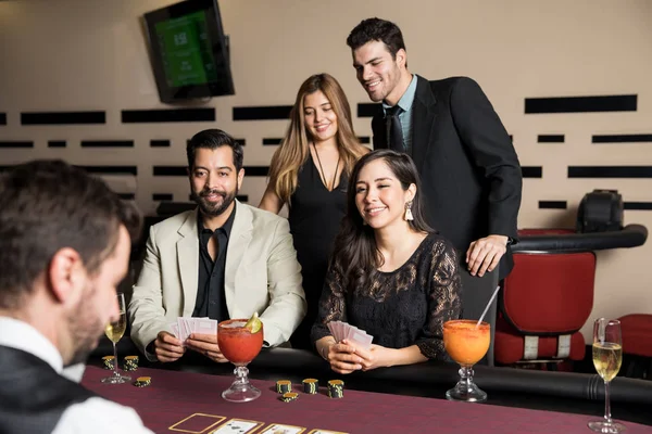 Grupp Vänner Spela Kort Och Roligt Tillsammans Ett Kasino — Stockfoto
