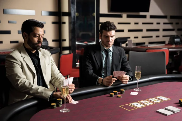 Seriös Aussehende Männer Wetten Viel Geld Auf Ein Pokerspiel Einem — Stockfoto