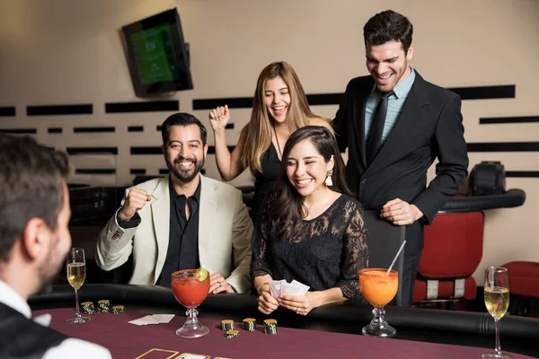 Mulher Bonita Olhando Animado Comemorando Com Seus Amigos Uma Mão — Fotografia de Stock