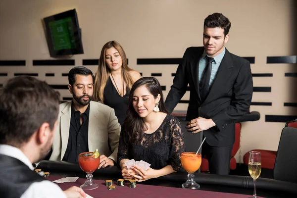 Pretty Young Woman Playing Good Poker Hand Casino While Her — Stock Photo, Image