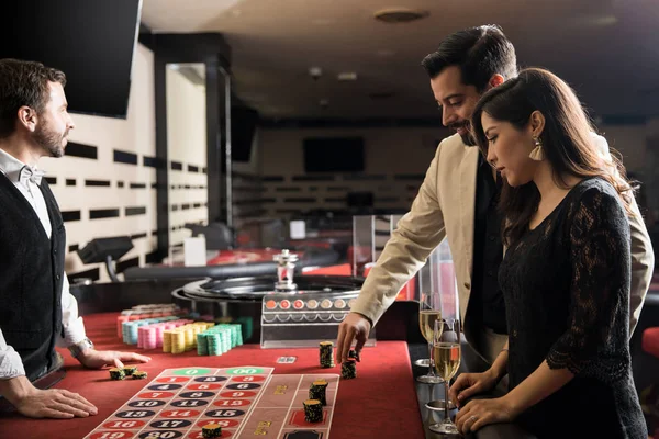 Buena Pareja Joven Haciendo Una Cita Casino Divertirse Jugando Ruleta —  Fotos de Stock