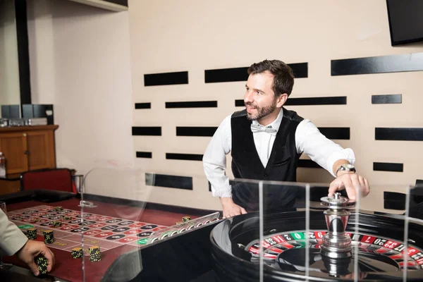 Attraktiver Hispanischer Casino Händler Macht Sich Bereit Das Roulette Rad — Stockfoto