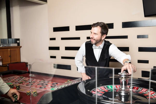 Attraente Rivenditore Casinò Ispanici Che Prepara Girare Ruota Della Roulette — Foto Stock