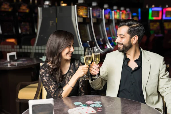 拉丁情侣在一家赌场餐厅约会时 用香槟祝酒 — 图库照片