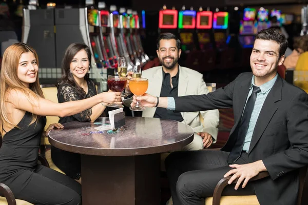 Grupo Amigos Sortudos Fazendo Brinde Depois Ganhar Algum Dinheiro Cassino — Fotografia de Stock