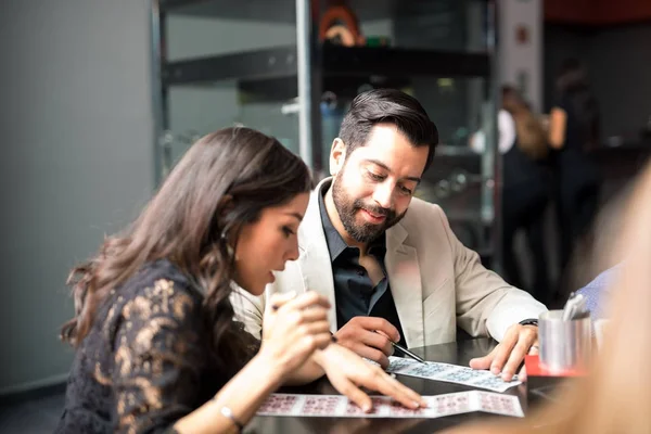 Bonito Jovem Casal Latino Jogando Bingo Cassino Divertindo — Fotografia de Stock