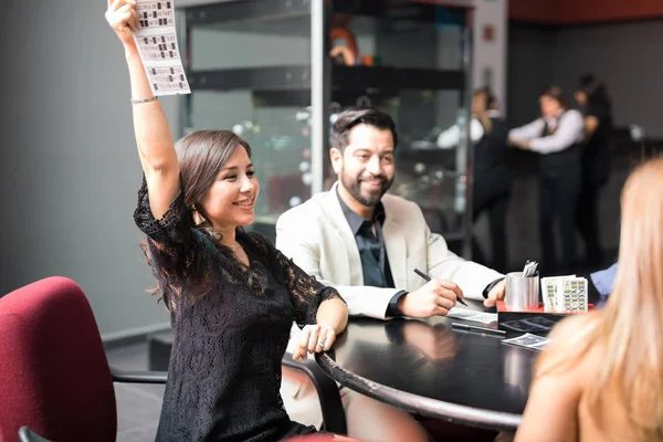 Ευτυχισμένη Γυναίκα Ισπανόφωνος Αυξάνοντας Την Κάρτα Λοταρία Και Ανακοινώνοντας Κέρδισε — Φωτογραφία Αρχείου