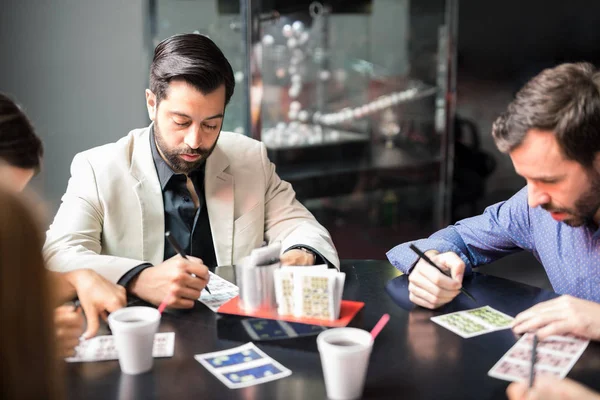 Grupo Amigos Sentados Uma Mesa Jogando Bingo Cassino — Fotografia de Stock