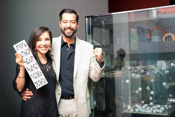 Ευτυχισμένο Ζευγάρι Μόλις Κερδίσει Κάποια Χρήματα Παίζοντας Bingo Μια Χαρτοπαικτική — Φωτογραφία Αρχείου