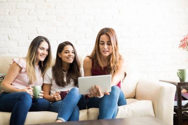 Bir tablet bilgisayar kullanarak kızlar