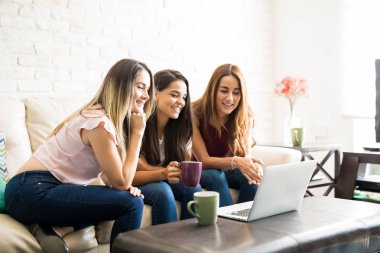 Dizüstü bilgisayar kullanan Roomates