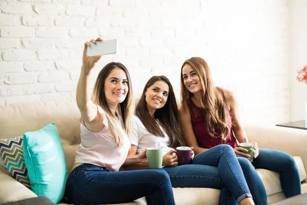 Amigos hispânicos tirando uma selfie — Fotografia de Stock