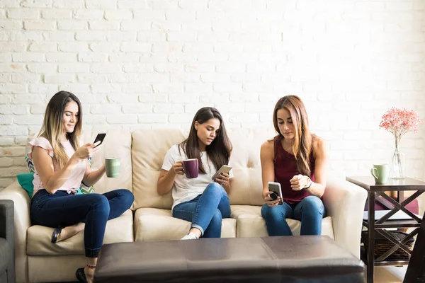 Vänner med hjälp av sina smartphones — Stockfoto