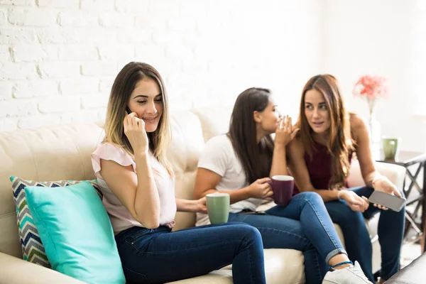 Wanita bergosip tentang teman — Stok Foto