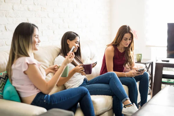 Amigos femeninos usando las redes sociales — Foto de Stock