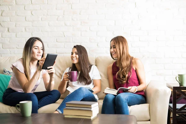 Junge Frauen in einem Buchclub — Stockfoto