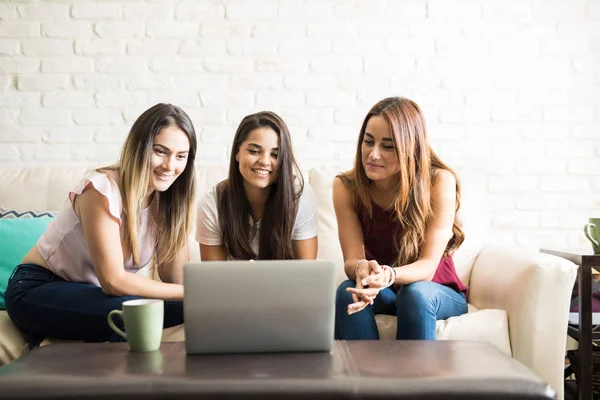 Drei Frauen mit Laptop — Stockfoto