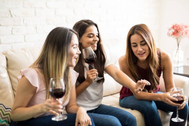 nişan yüzüğünü gösteren kadın