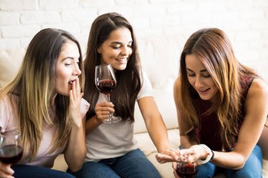 Nişan yüzüğü hakkında şaşırttı