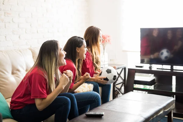 Fãs de futebol comemorando um gol — Fotografia de Stock