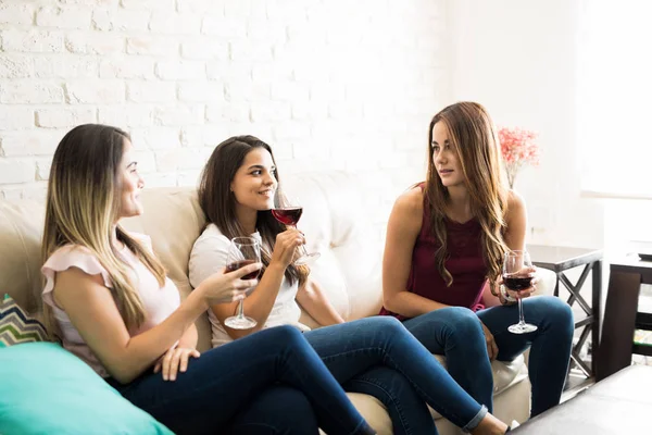 Hermosas mujeres bebiendo vino — Foto de Stock