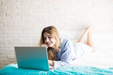 Bir dizüstü bilgisayarda show tv izlerken