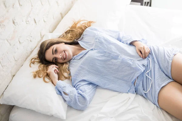 Hübsches Mädchen entspannt sich auf ihrem Bett — Stockfoto