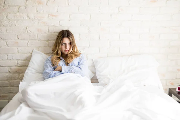 Nő az ágyában magányos érzés — Stock Fotó