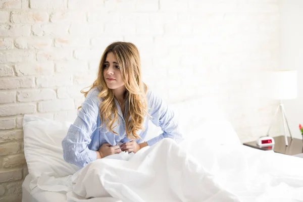 Mujer joven con calambres menstruales —  Fotos de Stock