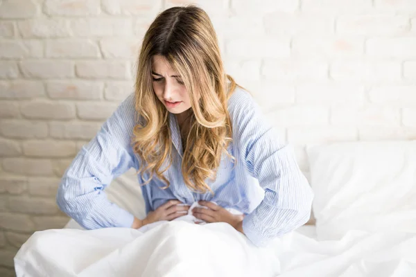 Mujer despertando con dolor de estómago —  Fotos de Stock