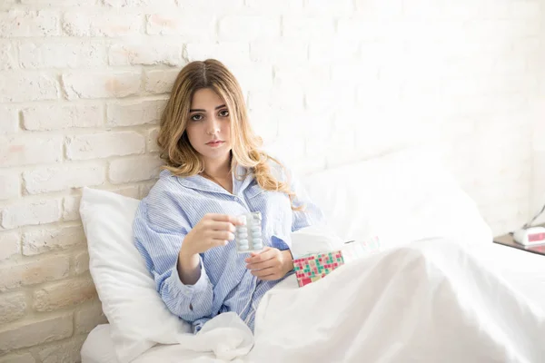 Sentirse mal y tomar medicamentos — Foto de Stock