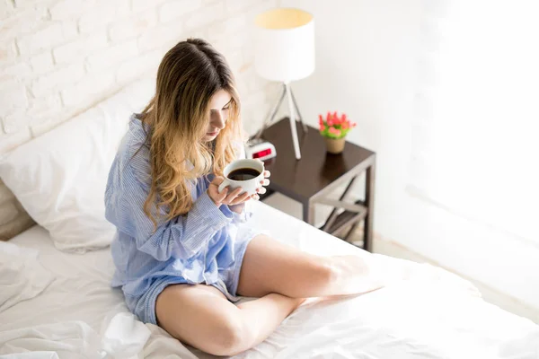 Desfrutando de uma xícara de café na cama — Fotografia de Stock