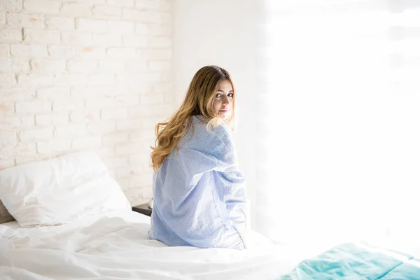 Mooi meisje wakker — Stockfoto