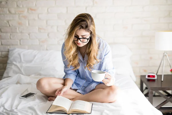 Bücherwurm liest im Bett — Stockfoto